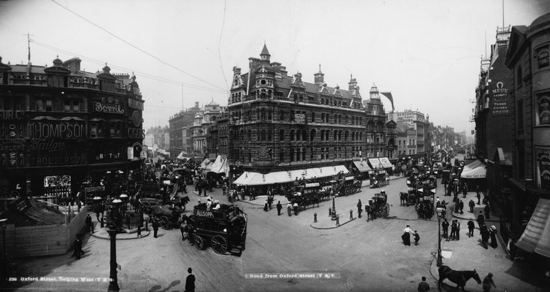 Tottenham Court Road og Oxford Street, London af English Photographer