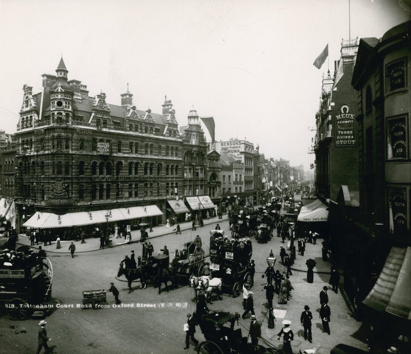 Tottenham Court Road fra Oxford Street, London af English Photographer
