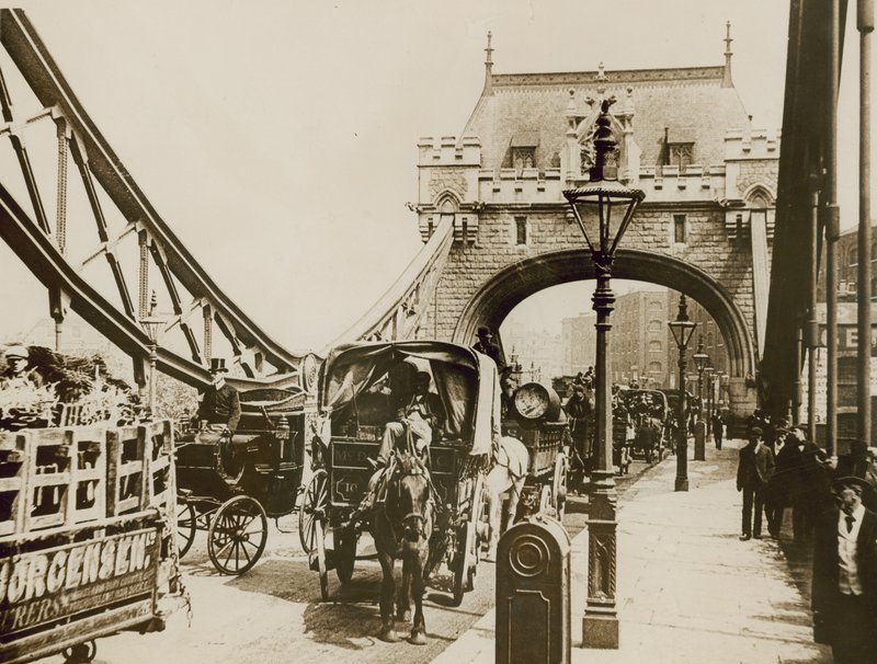 Trafik passerer over Tower Bridge af English Photographer