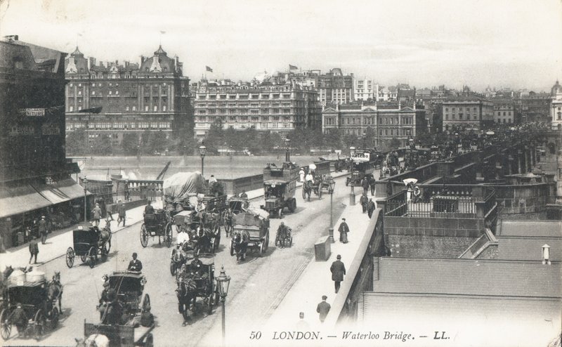 Trafikken passerer over Waterloo Bridge af English Photographer