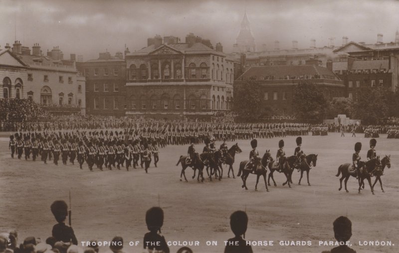 Aflevering af faner på Horse Guards Parade, London (s/h-foto) af English Photographer