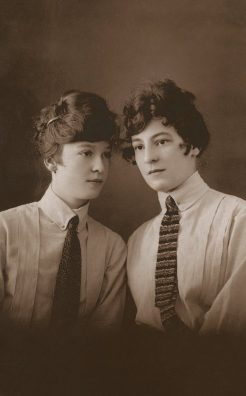 To unge edwardianske kvinder iført slips (s/h-foto) af English Photographer