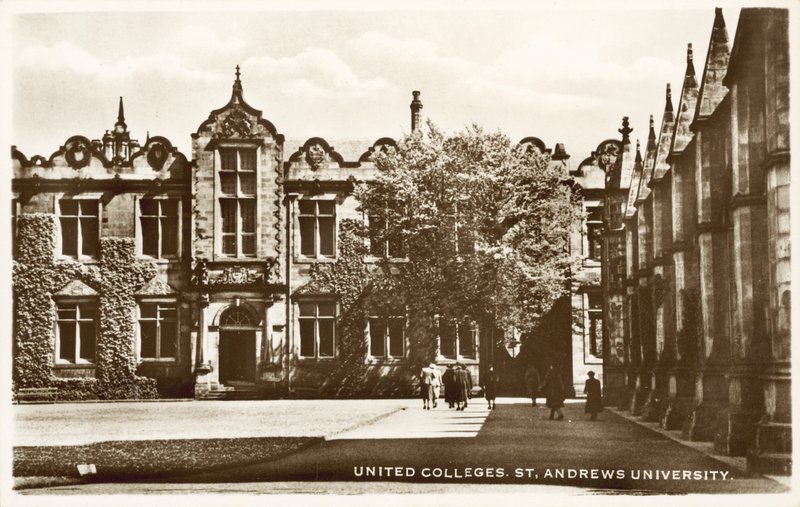 United Colleges, St Andrews University, Skotland (s/h-billede) af English Photographer