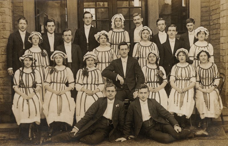 Usædvanlig gruppe af unge mænd og kvinder, begyndelsen af det 20. århundrede (s/h foto) af English Photographer