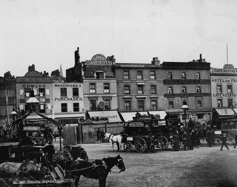 Victoria Station Yard, London af English Photographer