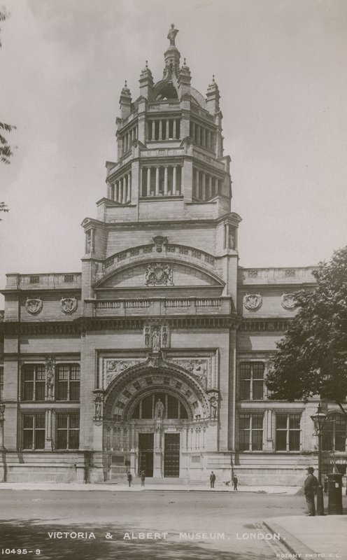 Victoria and Albert Museum, London af English Photographer