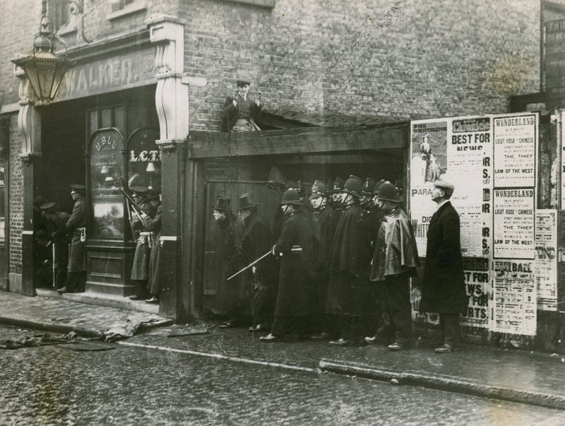 Winston Churchill ved Siege of Sidney Street af English Photographer