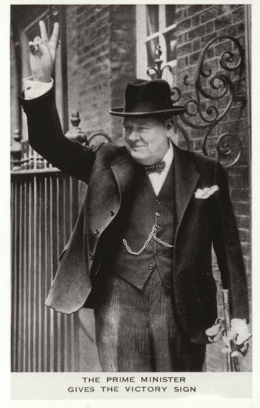 Winston Churchill laver Victory-tegnet uden for Downing Street 10, 5. juni. af English Photographer
