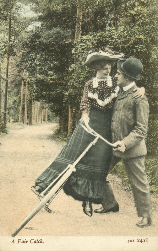Kvinde falder af sin cykel i en mands arme (farvefoto) af English Photographer