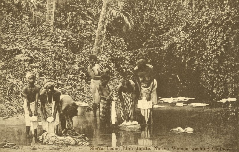 Kvinder vasker tøj i en flod, Sierra Leone (s/h foto) af English Photographer