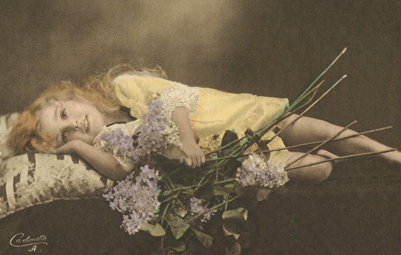 Ung pige og blomster af English Photographer
