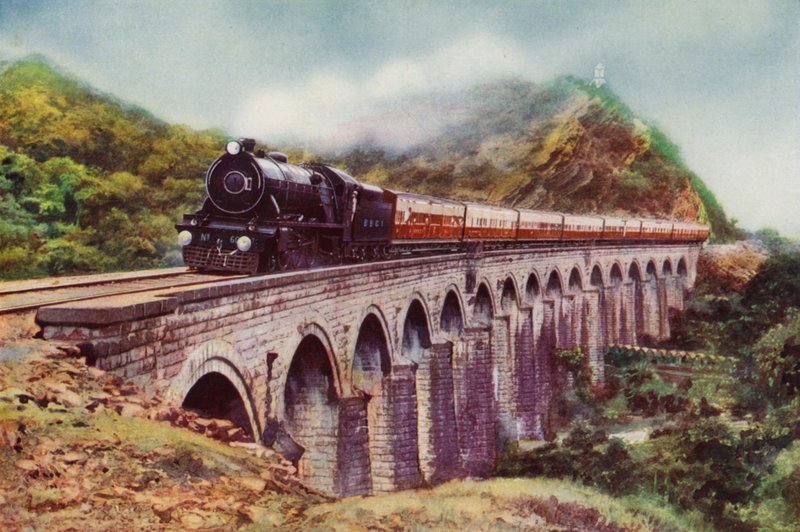 4-6-2 damplokomotiv fra Bombay, Baroda og Central India Railway, der trækker Frontier Mail, der passerer over en viadukt mellem Bombay og Delhi (farve litho) af English School