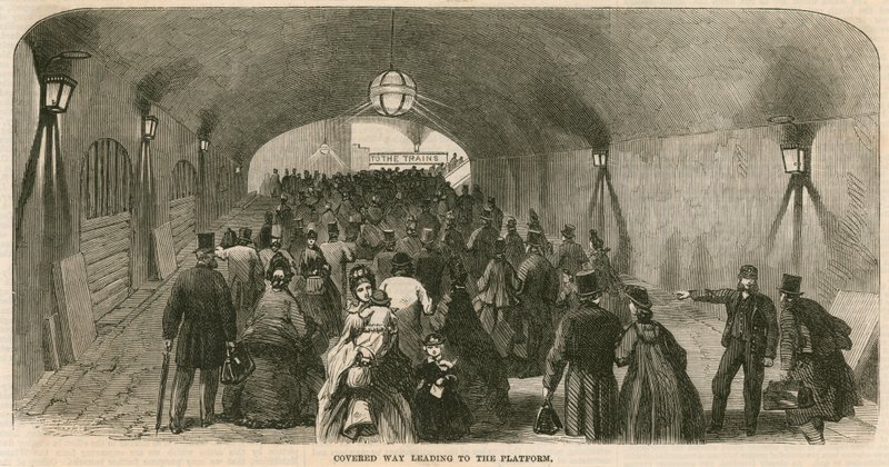 Charing Cross Station, London: Overdækket vej, der fører til perronen af English School