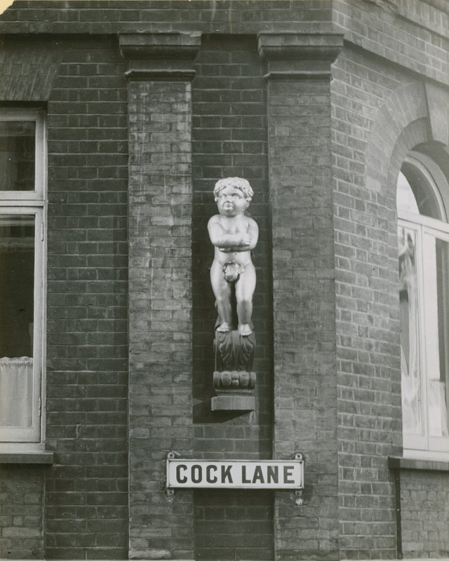 Cock Lane and the Fat Boy, eller Golden Boy, statue; fotografi af English School