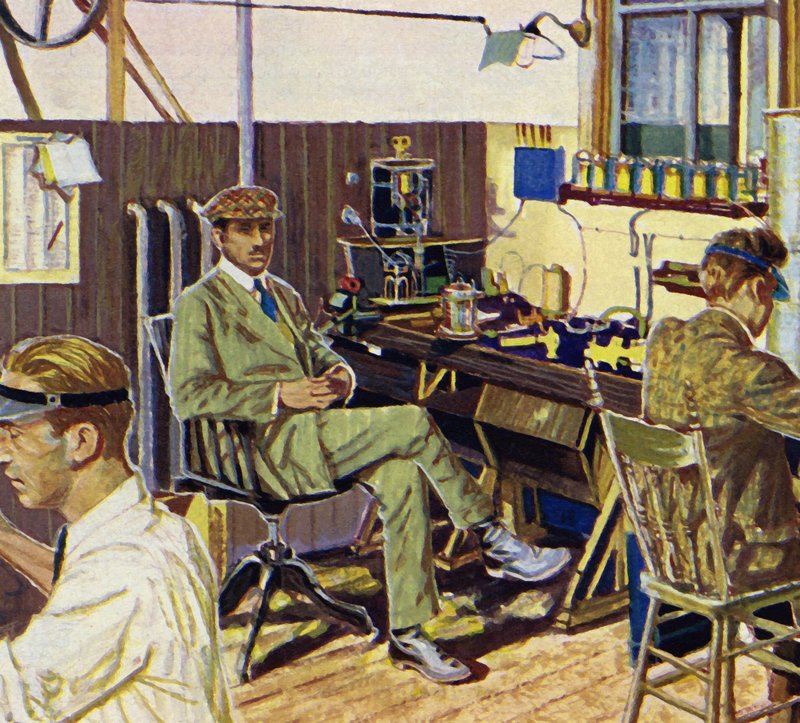 Fred Royce oprettede en fabrik til at lave elektrisk udstyr af English School