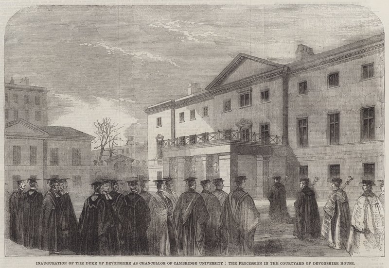 Indsættelse af hertugen af Devonshire som kansler for Cambridge University, processionen i gården til Devonshire House (gravering) af English School