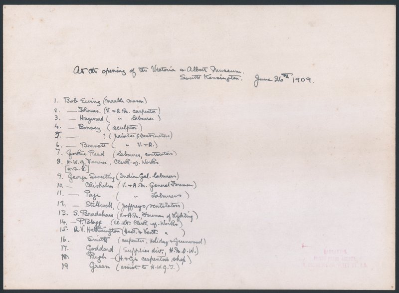 Nøgle til et foto af en gruppe arbejdere, der præsenterede adressen for kong Edward VII ved åbningen af Victoria and Albert Museum (blæk på papir) af English School