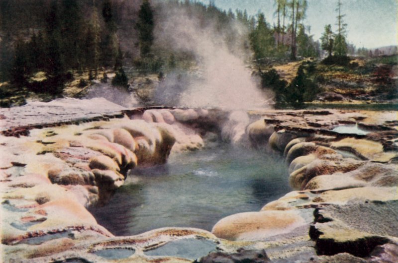 Aflang Geyser, Yellowstone Park (farve litho) af English School