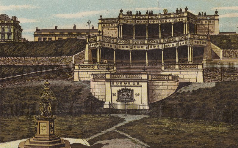 Plymouth: The Colonnade on the Hoe (farve litho) af English School