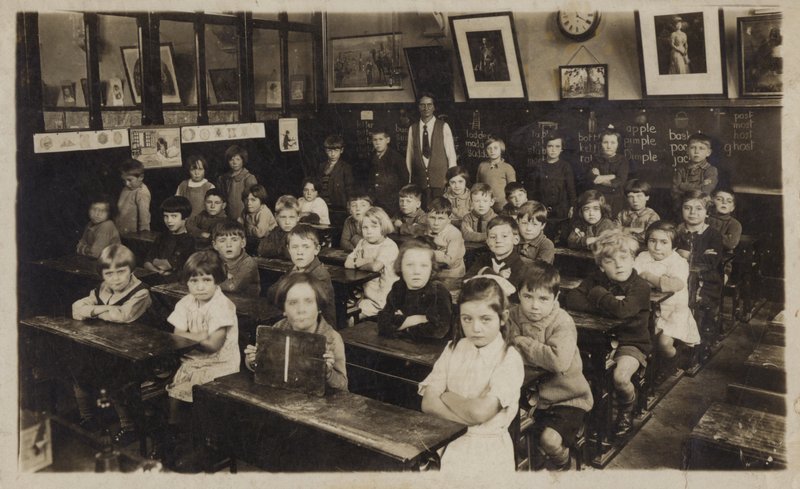 Skolebørn i deres klasseværelse (s/h-foto) af English School