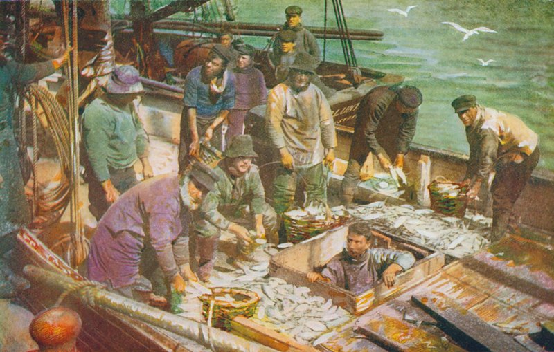 Ankomsten af en fiskerbåd fra Nordsøen, der lander fangsten (farvelitografi) af English School