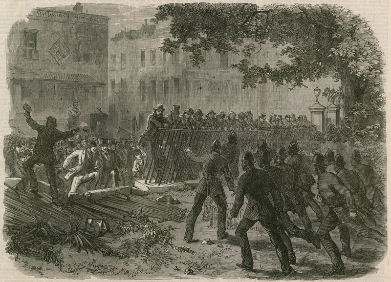The Riot in Hyde Park: Pøbelen trækker rækværket ned i Park Lane af English School