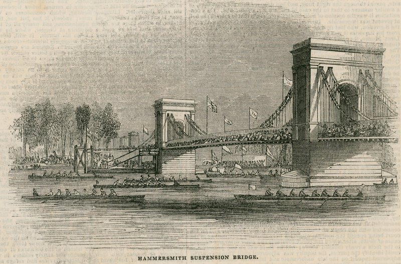 Themsen Regatta, både ved at passere under Hammersmith Bridge af English School