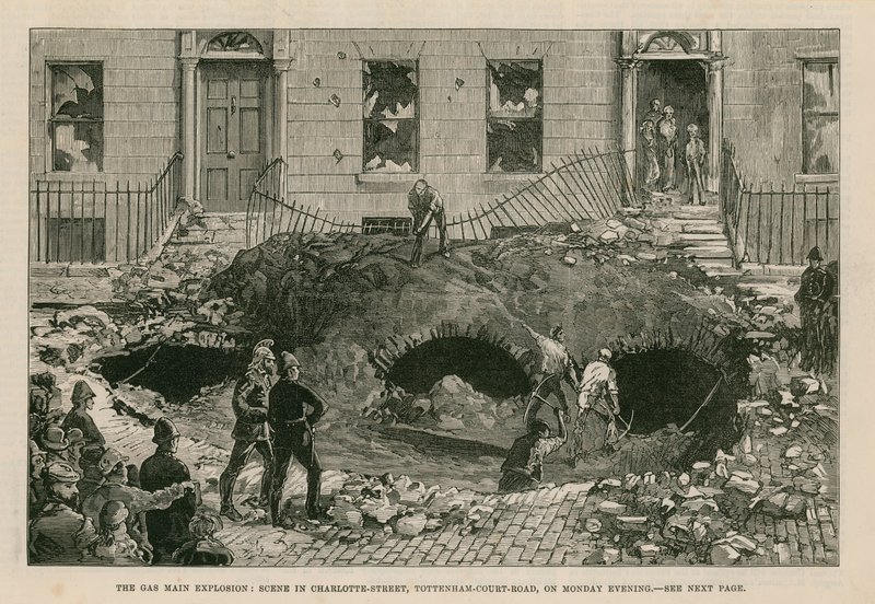 Gas-hovedeksplosionen: scene i Charlotte Street, Tottenham Court Road, mandag aften af English School