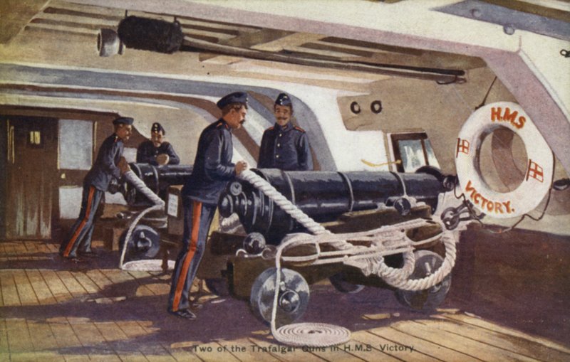 To af Trafalgar-pistolerne i HMS Victory (farve litho) af English School