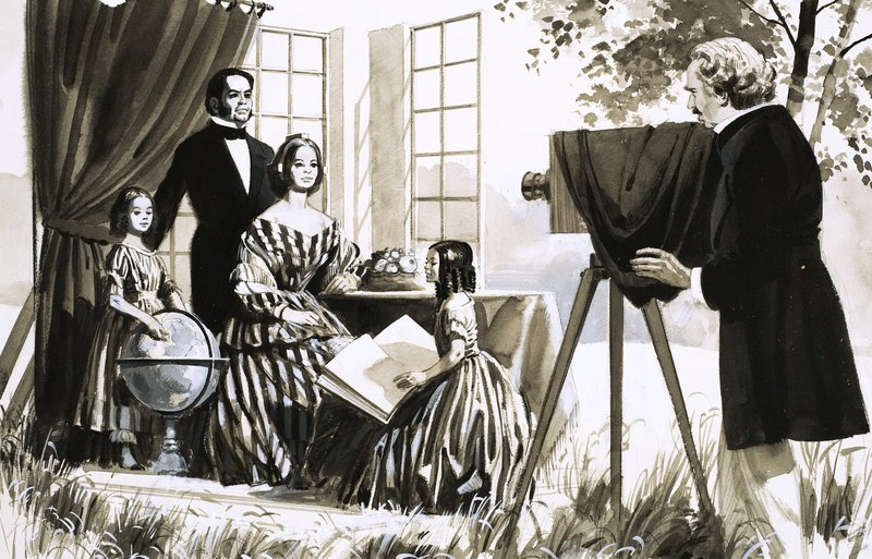 Uidentificeret familie bliver fotograferet af English School