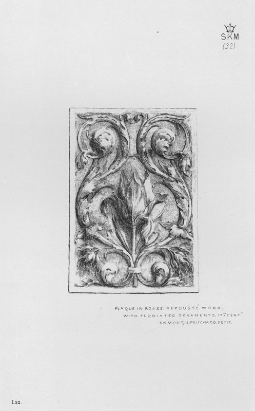 Victoria And Albert Museum: Plaque i messing repouse arbejde, med Floriated Ornaments af English School