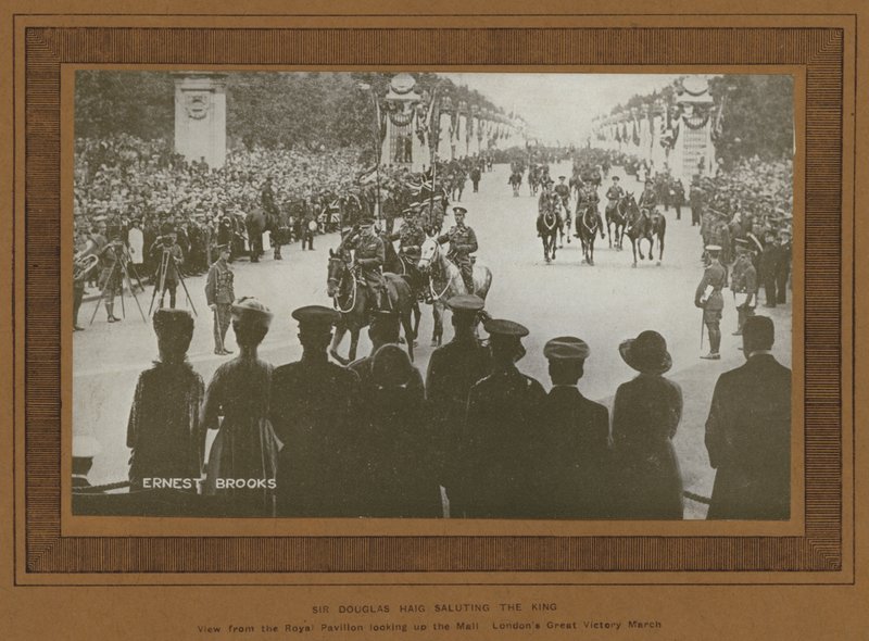 Sejrsfejring i London i 1919, Sir Douglas Haig hilste kongen (s/h foto) af Ernest Brooks