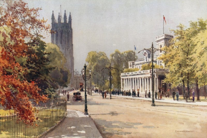 The Parade and Pump Room, Leamington (farve litho) af Ernest William Haslehust