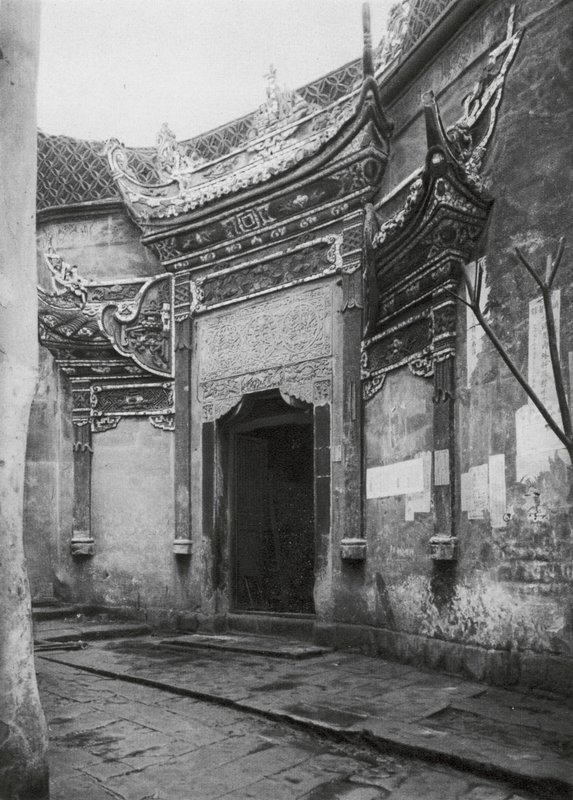 Chungkingfu, Szechuan, Husdør i gyden, udsmykket med glaseret porcelæn (s/h-foto) af Ernst Boerschmann