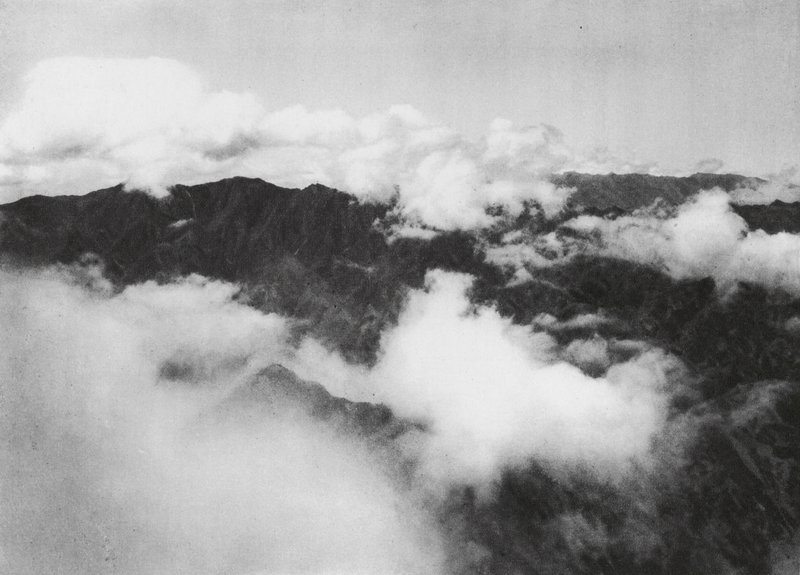 Hua shan, Pai yun, Shensi, Hvide skyer omgiver toppen af det hellige bjerg (s/h-foto) af Ernst Boerschmann