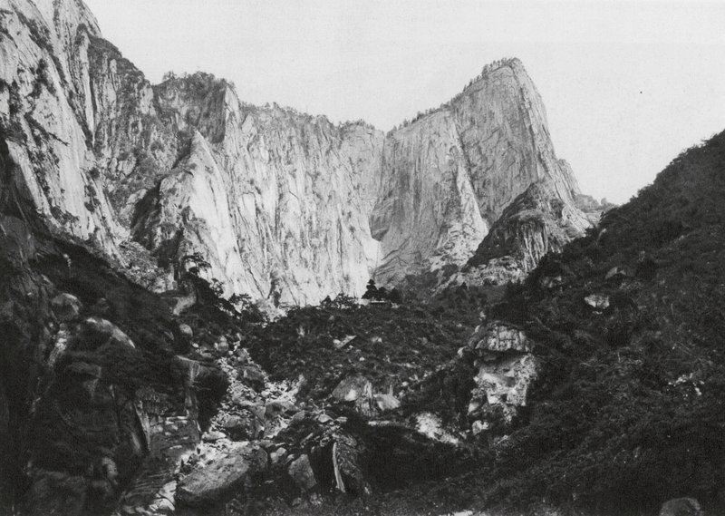 Hua shan, Shensi, cylinderen på bjerget med de 5 toppe, den midterste og den vestlige top (s/h-foto) af Ernst Boerschmann