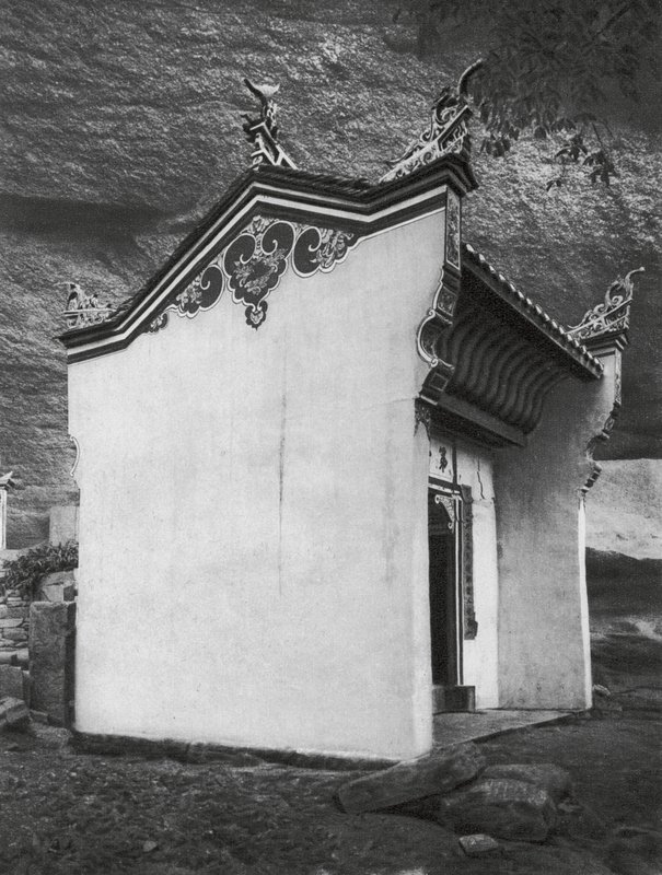 Ichangfu, Lung wang tung, Hupei, Porthallen i Dragekongens Tempel (s/h-foto) af Ernst Boerschmann