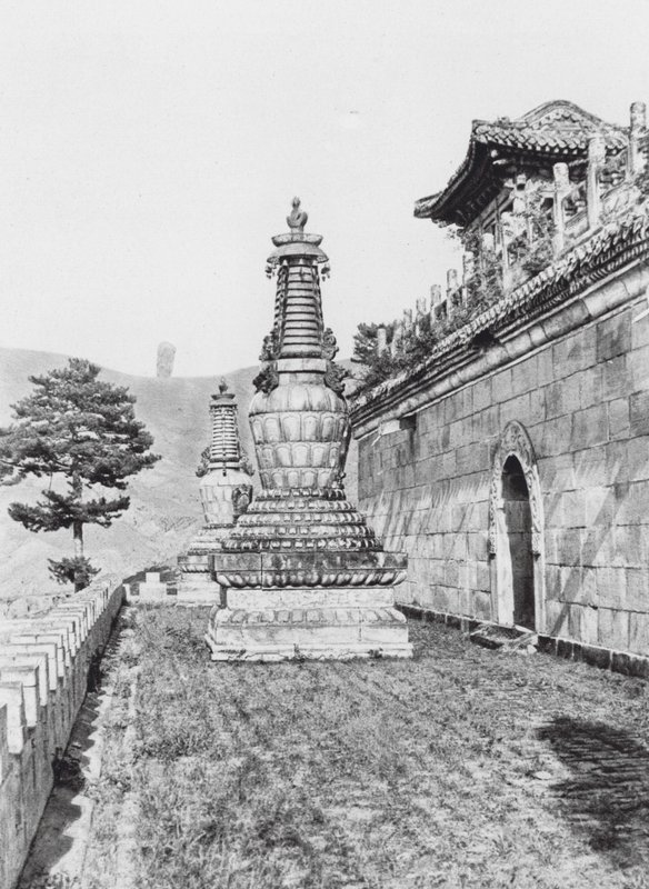 Jehol, Pu lo sze, Chihli, Terrasse i Lama-klosteret Pu lo sze (s/h-foto) af Ernst Boerschmann