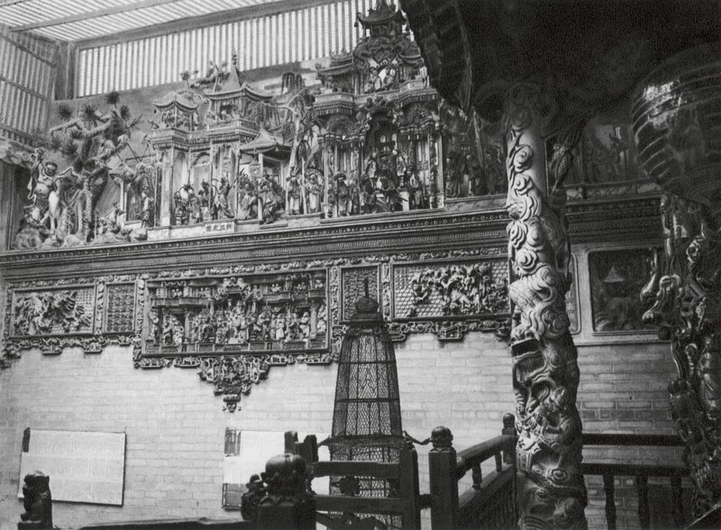 Kuangchou, Kuangtung, Canton, Templet for Medicinens Gud, Relieffer i hovedgården (s/h-foto) af Ernst Boerschmann