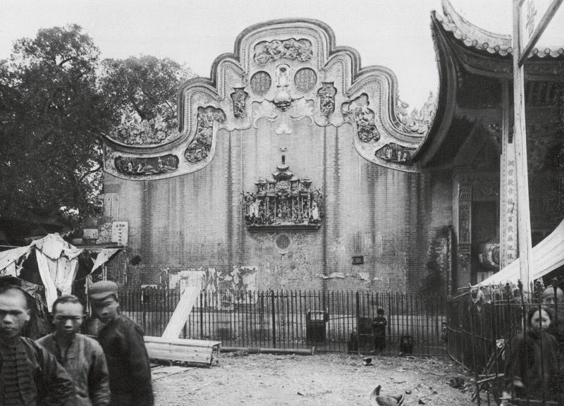 Kuangchou, Kuangtung, tempel for medicinens gud, gavl med udsigt til gaden (s/h-foto) af Ernst Boerschmann