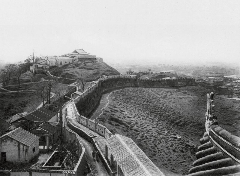 Kuangchou, Kuanyin shan, Kuangtung, Udsigt fra det nordlige tårn på byens nordlige mur og Kuanyin-bakken (s/h-foto) af Ernst Boerschmann