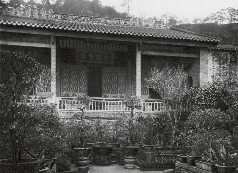 Kuangchou, Pai yun shan, Neng jen sze, Kuangtung, hovedsalen i Neng Jen-klosteret (s/h-foto) af Ernst Boerschmann