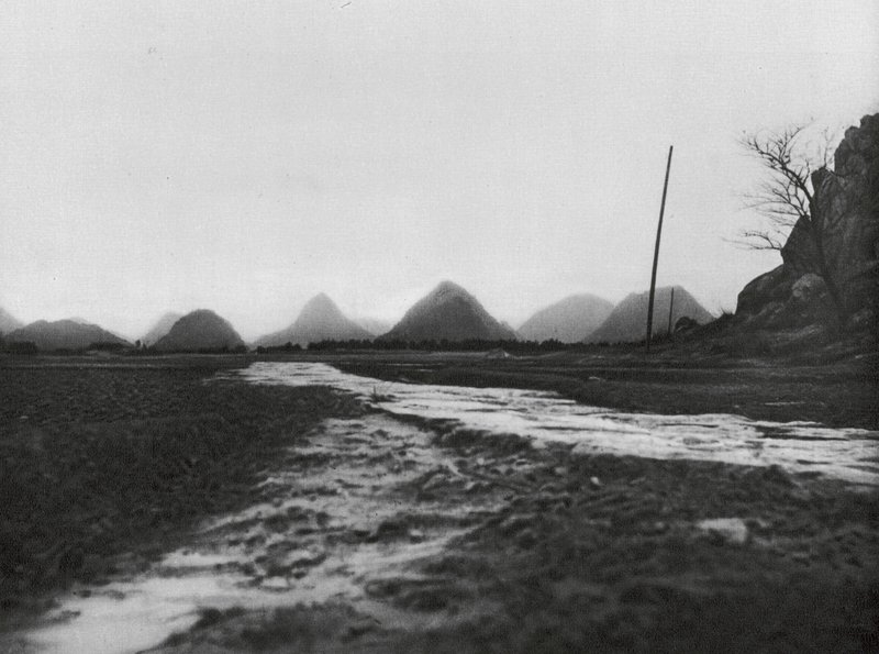 Kuangsi, kegleformede bjerge nord for Kueilinfu (s/h-foto) af Ernst Boerschmann