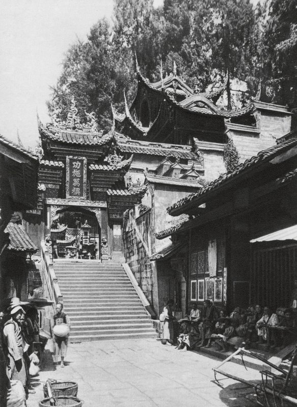 Kuanhien, Ori Lang miao, Szechuan, Indgang til Ori Lang-templet (s/h-foto) af Ernst Boerschmann