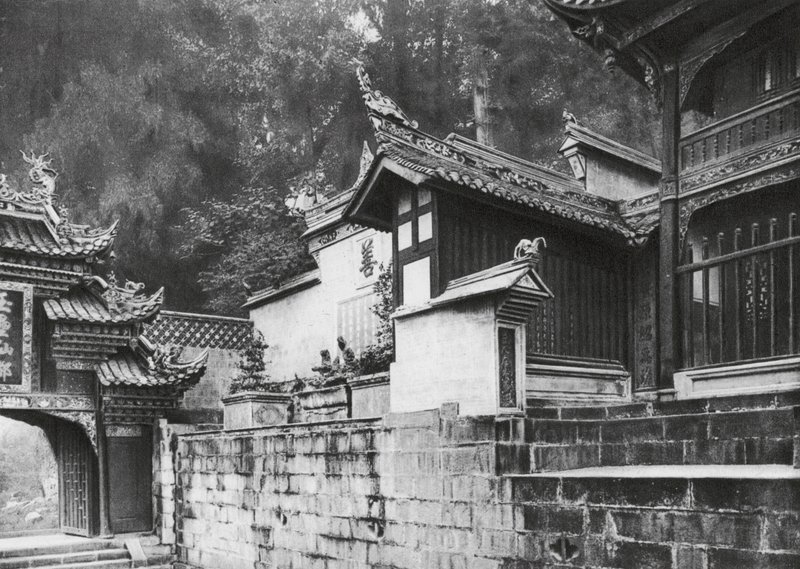 Kuanhien, Ori Lang miao, Szechuan, Ori Lang-templets første forplads (s/h-foto) af Ernst Boerschmann