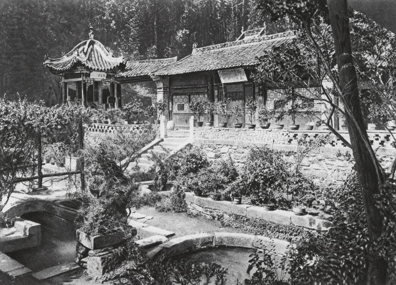 Miao tai tze, Shensi, klosterhaven (s/h-foto) af Ernst Boerschmann