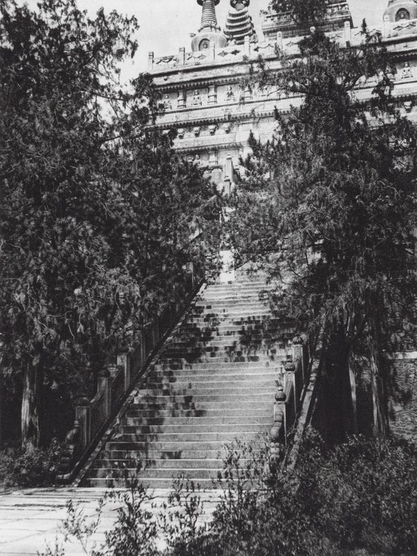 Peking, Si shan, Pi yun sze, Chihli, vestlige bakker nær Peking, trappetrin til marmorpagoden (s/h-foto) af Ernst Boerschmann