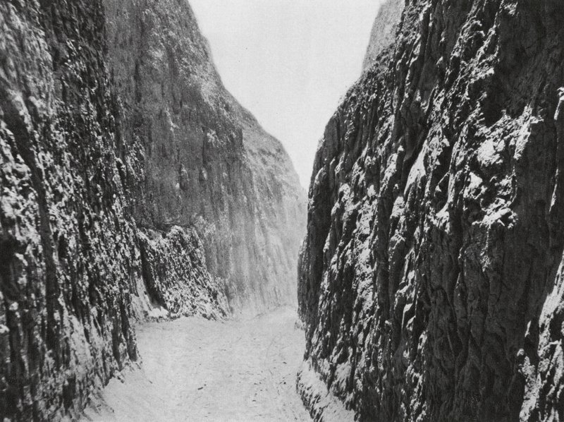 Pingyangfu, Shansi, afgrund i Loess (s/h-foto) af Ernst Boerschmann