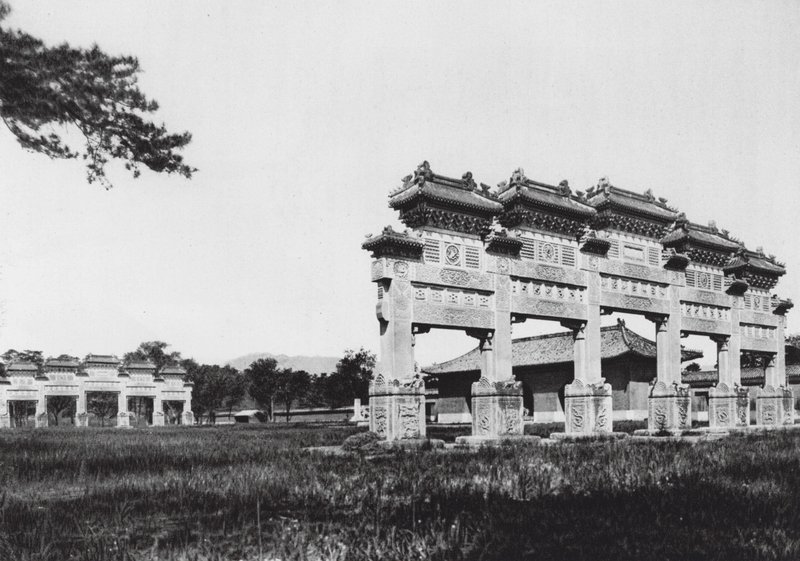 Siling, Chihli, Manchu-dynastiets vestlige kejsergrave, hovedindgang (s/h-foto) af Ernst Boerschmann