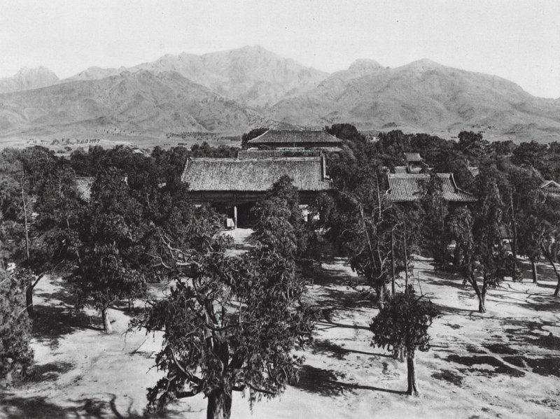 Taianfu, Tai miao, Shantung, Udsigt til det hellige bjerg Tai shan over det store tempel mod nord (s/h-foto) af Ernst Boerschmann